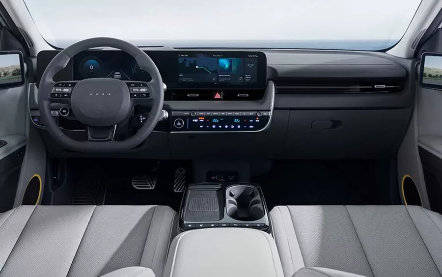 Com linhas retas e design moderno, o Ioniq 5 tem um visual futurista e é classificado como SUV pela Hyundai. O veículo oferece amplo espaço interno e acabamentos feitos com materiais sustentáveis.