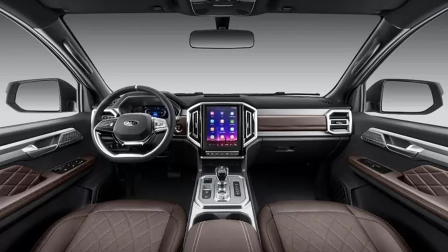 O interior da JAC Hunter traz um painel de LCD de sete polegadas e uma central multimídia de 13 polegadas compatível com Android Auto e Apple CarPlay. O sistema de som tem oito alto-falantes.