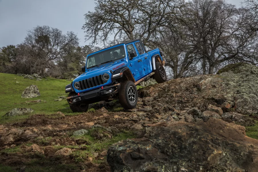 O bloqueio eletrônico dos diferenciais Tru-Lok permite que ambas as rodas dos Jeep Wrangler e Gladiator girem na mesma velocidade, garantindo tração máxima em terrenos difíceis.