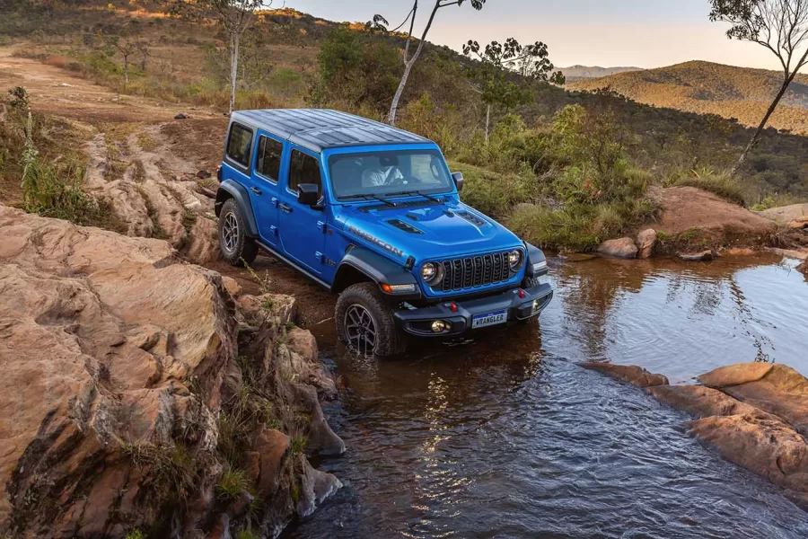 A nova grade frontal dos Jeep Wrangler e Gladiator 2025 traz sete fendas texturizadas em preto, acompanhadas de molduras metálicas, dando aos veículos um visual moderno e robusto.