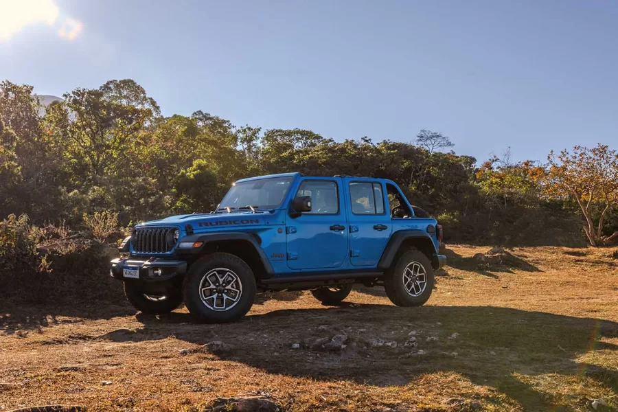 Equipados com tração 4x4 Rock-Trac e crawl ratio de 77:1, os Jeep Wrangler e Gladiator Rubicon 2025 são capazes de enfrentar terrenos desafiadores com controle e potência.