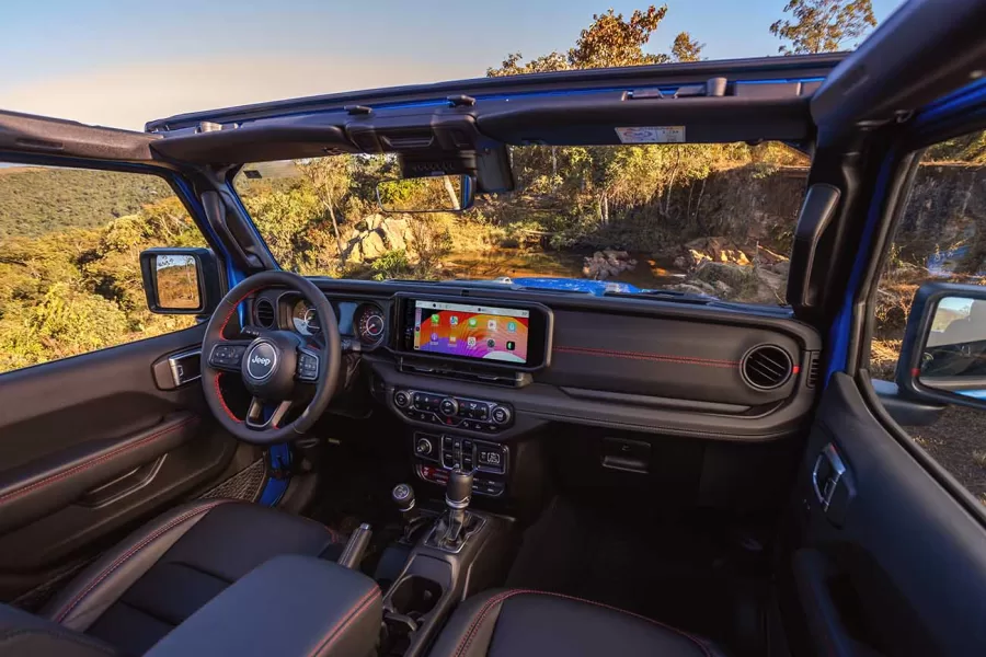 O interior dos novos Jeep foi aprimorado com bancos elétricos dianteiros, painel de instrumentos redesenhado e superfícies suaves ao toque, combinando conforto e funcionalidade.