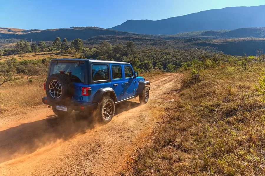 Os Jeep Wrangler e Gladiator Rubicon 2025 vêm com rodas de 17 polegadas e pneus de uso misto, prontos para enfrentar diversos terrenos, mantendo a tradição off-road da marca.