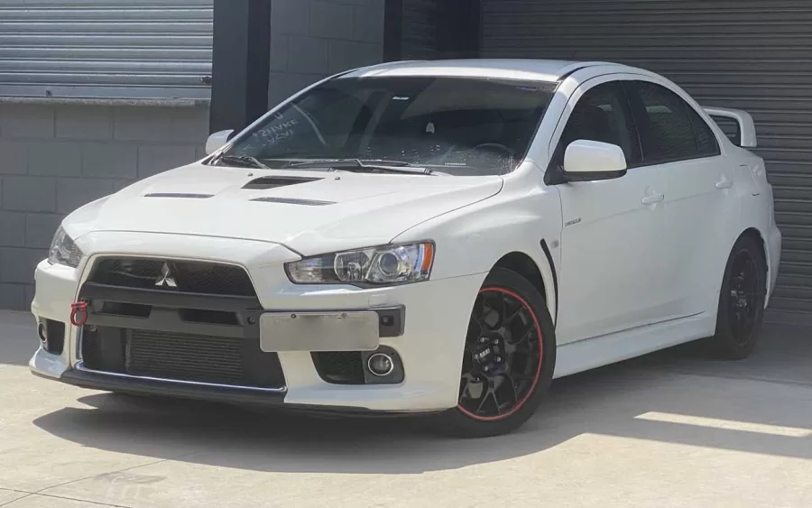 O lendário Mitsubishi Lancer Evo tinha bancos Recaro e rodas BBS de fábrica