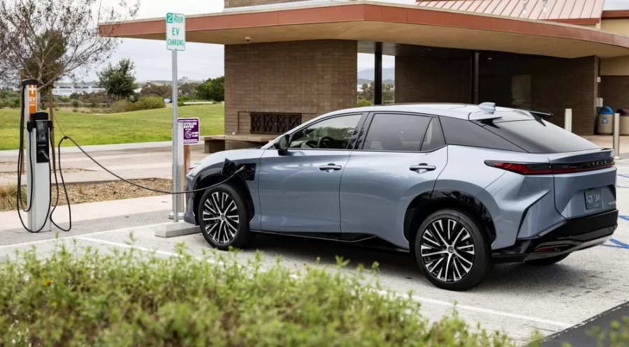 O Lexus RZ 450e é o primeiro carro elétrico da Toyota no Brasil e será lançado no último trimestre de 2025. O SUV, com 312 cv e autonomia de 440 km, trará inovações no mercado automotivo elétrico de luxo.