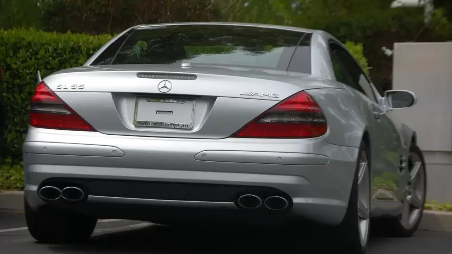 Steve Jobs dirigia seu Mercedes-Benz SL55 AMG sem placa, algo que despertava a curiosidade de muitos. No entanto, ele utilizava uma brecha legal da Califórnia, que permitia rodar sem emplacamento por até 180 dias.