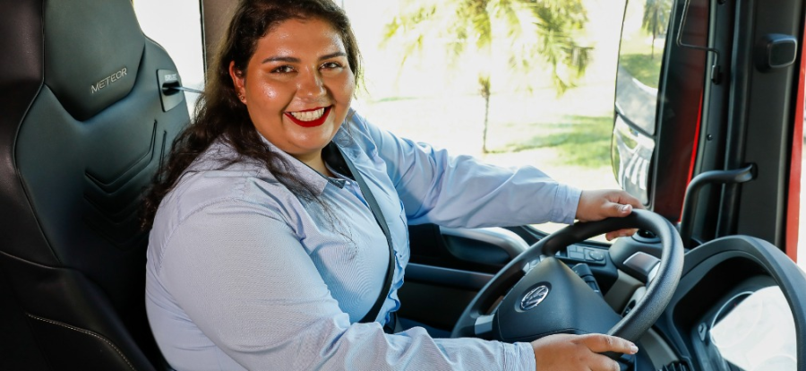 A empresa triplicou a presença de mulheres como motoristas de teste, agora representando 10% da equipe.