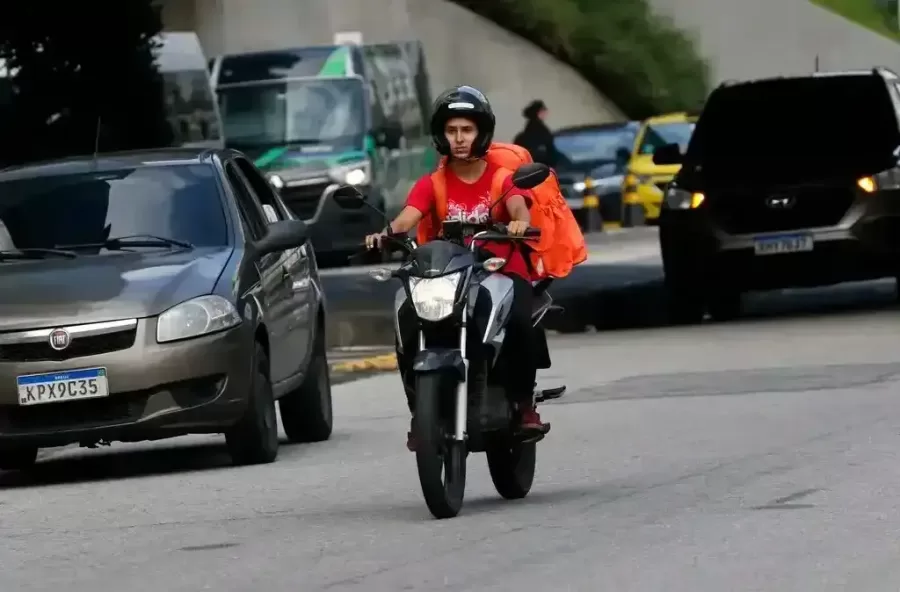 Rio de Janeiro implementa faixa exclusiva para motocicletas com objetivo de reduzir acidentes e melhorar o trânsito - Foto: Fernando Frazão/Agência Brasil