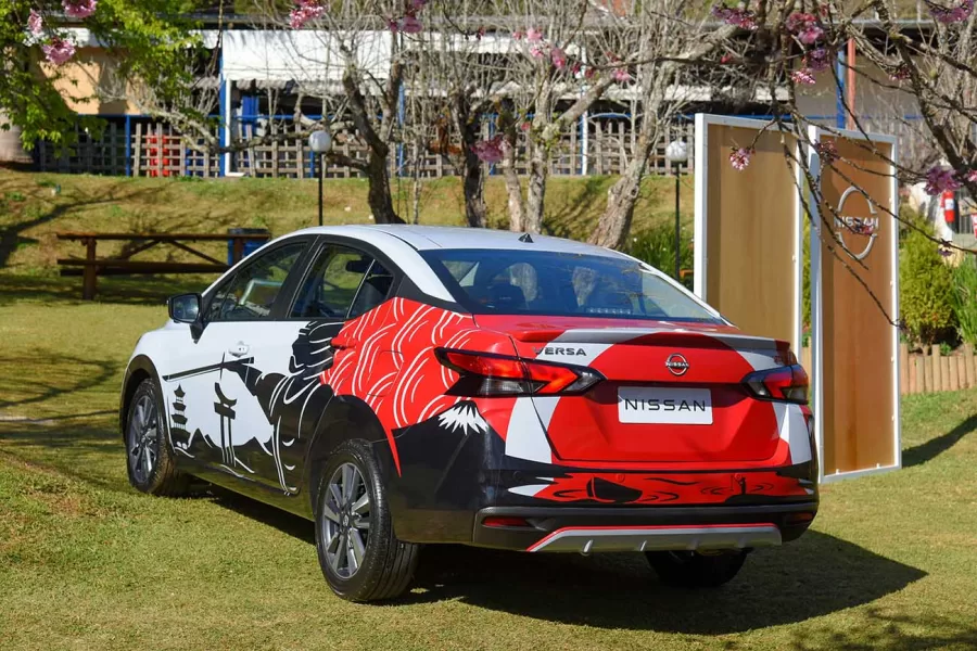 A Nissan exibe o Versa SR na 53ª Festa da Cerejeira em Flor. O modelo, com design especial, homenageia a imigração japonesa. O evento acontece em Campos do Jordão.