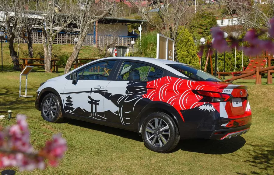 Visitantes da Festa da Cerejeira podem ver o Versa SR, que combina inovação com elementos culturais do Japão. O modelo une tradição e modernidade no Brasil.