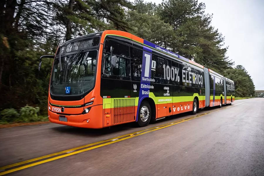 A Volvo lançou o chassi BZRT na LatBus 2024, destacando-se como um biarticulado 100% elétrico para sistemas BRT, projetado para reduzir emissões de CO2 e melhorar o transporte urbano - Foto: Rodolfo Buhrer / La Imagem / Volvo