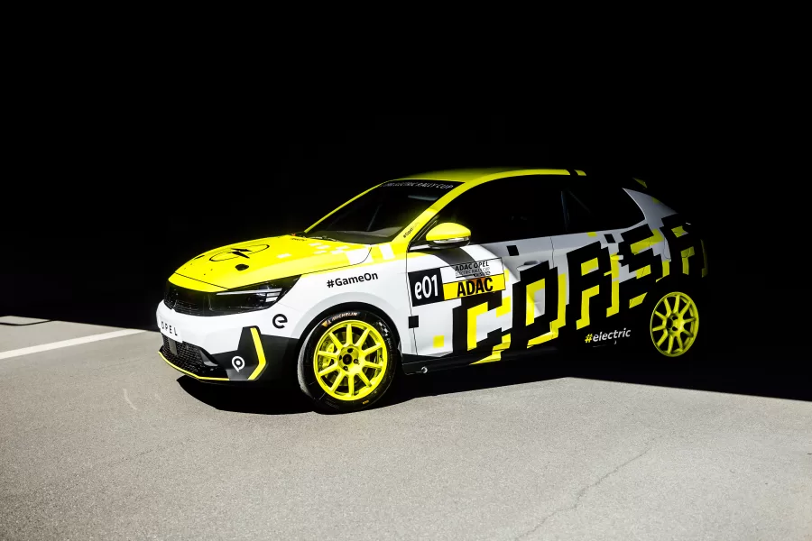 Com seu design especial para a feira, o Corsa Rally Electric chama a atenção com sua estética inovadora. Amarelo, preto e branco, o carro reflete o espírito progressivo da Opel.