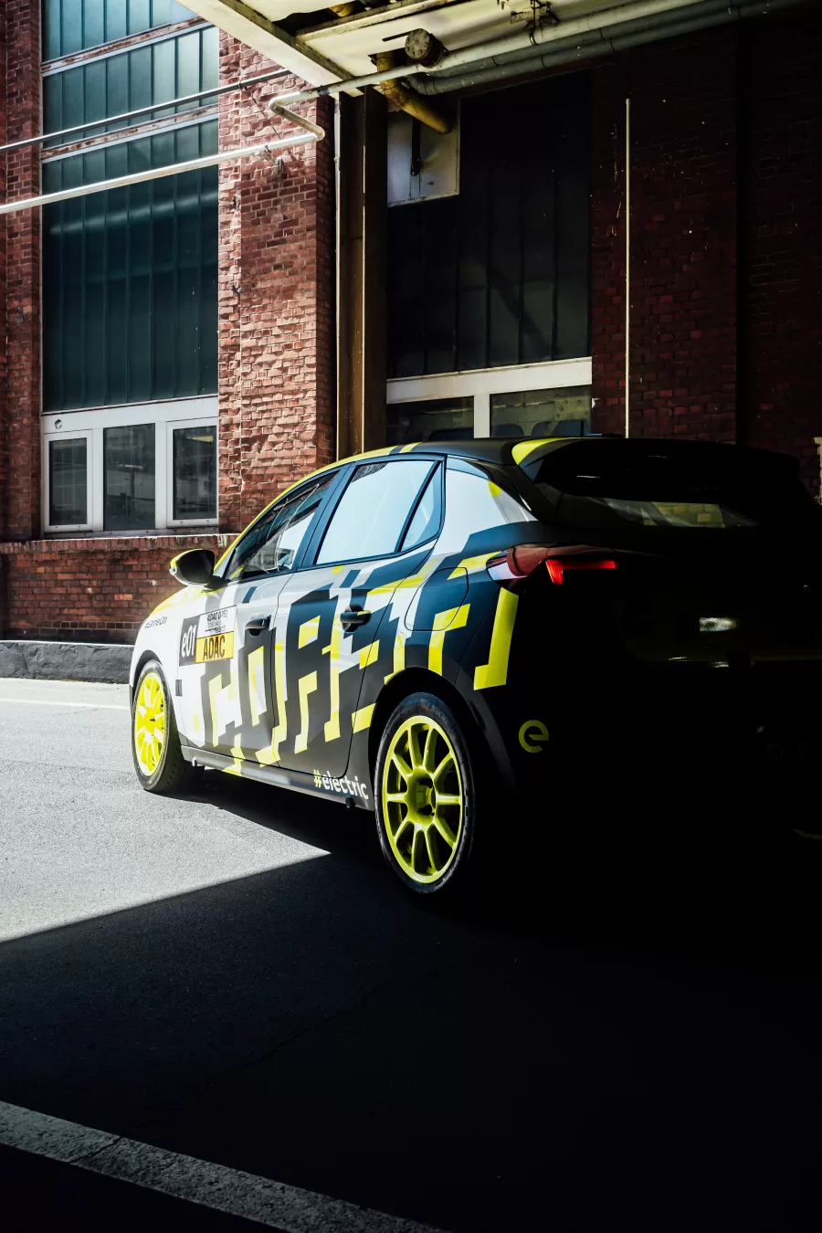 A Gamescom, conhecida por seu foco em jogos e tecnologia, foi escolhida pela Opel para apresentar seu Corsa Rally Electric. O carro exemplifica a fusão entre entretenimento e mobilidade elétrica.