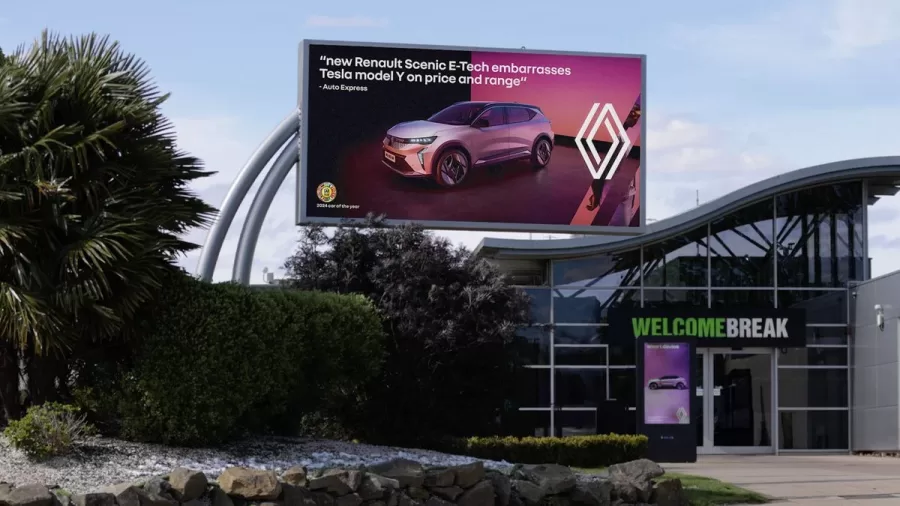 Renault desafia Tesla com outdoor interativo do Scenic E-Tech