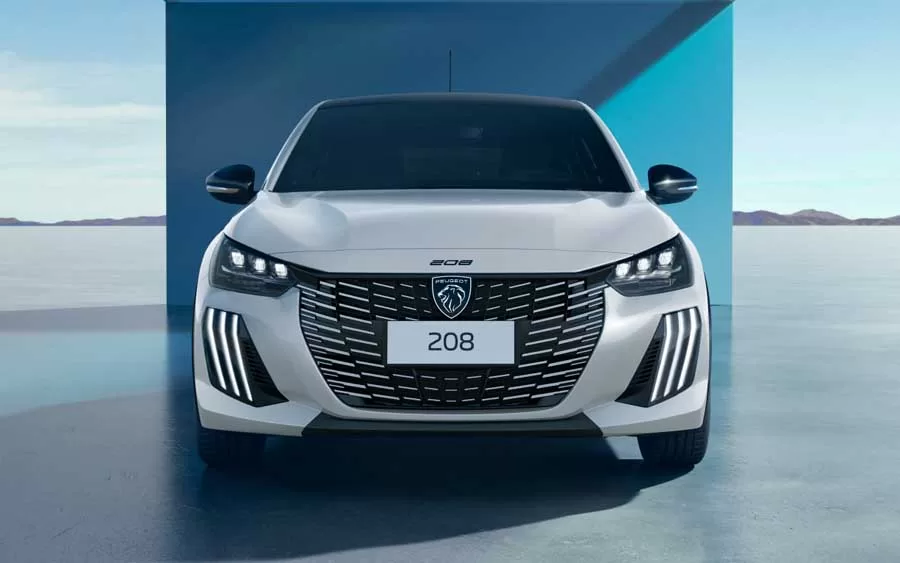 As mudanças visuais do Peugeot 208 2025 incluem uma grade maior, novos faróis LED com projetor, e lanternas traseiras com linhas horizontais finas. O novo emblema da Peugeot completa o design.