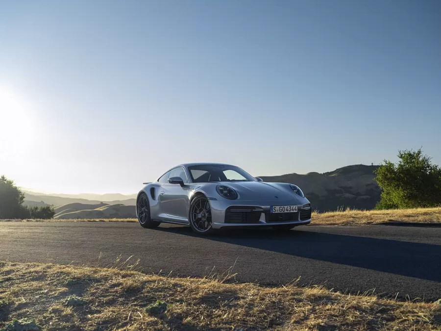 O 911 Turbo 50 Years traz elementos visuais que remetem ao 911 RSR Turbo de 1973, incluindo a nova cor Turbonite e detalhes em Anthracite Grey, refletindo a herança e a inovação da marca.