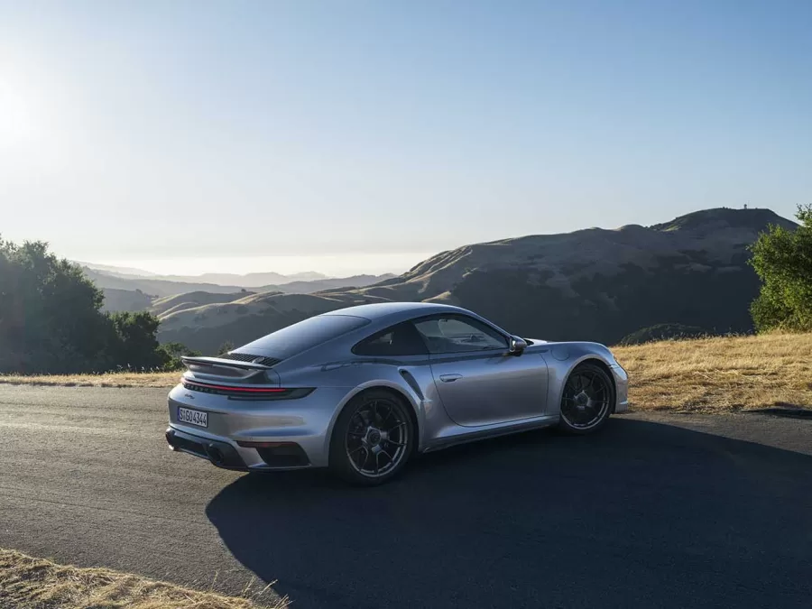 O Porsche 911 Turbo 50 Years é baseado no 911 Turbo S, com motor boxer biturbo de 650 cv, tração integral e suspensão rebaixada. Acelera de 0 a 100 km/h em 2,7 segundos, com alto desempenho.