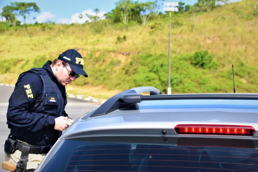 A Polícia Rodoviária Federal intensifica o monitoramento nas estradas baianas, registrando aumento expressivo de flagrantes de motoristas e passageiros sem o cinto de segurança.