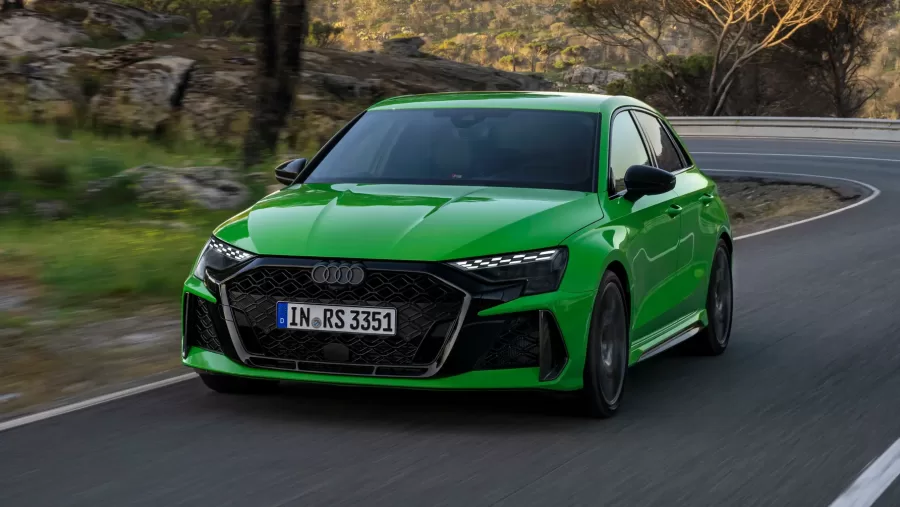 Audi RS3 atualizado chega com motor mais potente e inovações tecnológicas na Europa