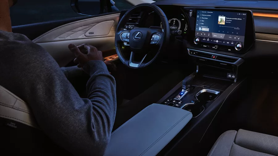 O interior do Lexus RX 450h+ tem bancos com ajustes elétricos, ventilação e aquecimento, central multimídia de 14 polegadas com conectividade sem fio para Android Auto e Apple CarPlay.