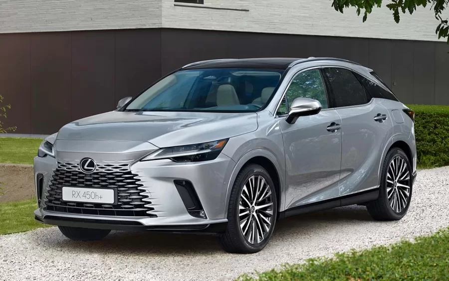 O Lexus RX 450h+ é o primeiro SUV híbrido plug-in da marca no Brasil, combinando um motor a combustão de 2.5 litros e dois motores elétricos, totalizando 308 cv de potência.