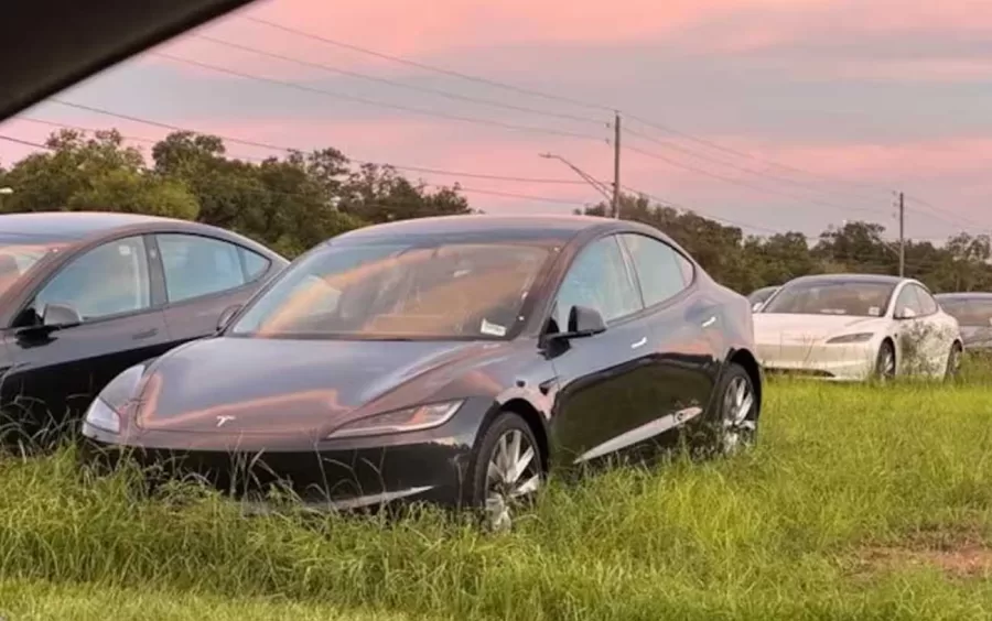 Veículos com rodas e interiores incomuns, que não fazem parte dos pacotes tradicionais da Tesla, enfrentam dificuldade para serem vendidos, levando ao armazenamento temporário desses carros - Foto: Reprodução / Reddit