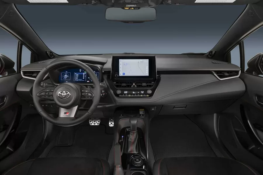 A nova transmissão automática do GR Corolla 2025, chamada Gazoo Racing Direct Automatic Transmission, inclui controle de largada e paddle shifters, oferecendo mais opções de condução dinâmica.