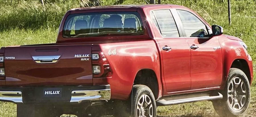 A Toyota Hilux SRX 2.8 Turbo 2024 possui motor diesel de 204 cv, torque de 50,9 kgfm, aceleração de 0 a 100 km/h em 12s e velocidade máxima de 180 km/h.