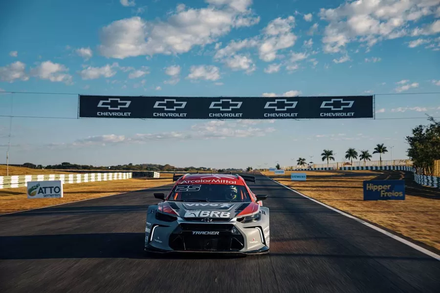 O desenvolvimento do Tracker Stock Car envolveu a colaboração entre várias entidades, como Audacetech, ArcelorMittal e IPT. A Confederação Brasileira de Automobilismo homologou o projeto.