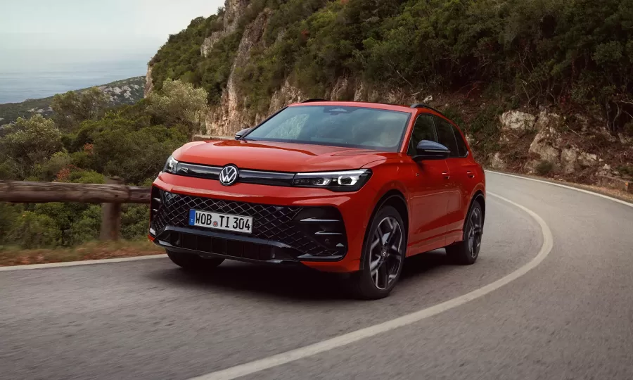 O Volkswagen Tiguan R-Line 2024 combina desempenho e tecnologia, com motor 2.0 turbo de 261 cavalos, câmbio de dupla embreagem e aceleração de 0 a 100 km/h em 5,9 segundos, garantindo alta performance.