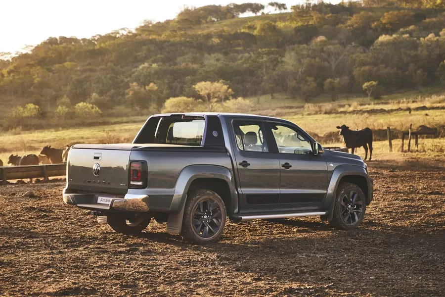 O combustível utilizado é diesel, garantindo bom desempenho em diferentes condições de uso. A tração integral permanente oferece mais segurança e estabilidade, adaptando-se bem tanto ao asfalto quanto a terrenos irregulares.