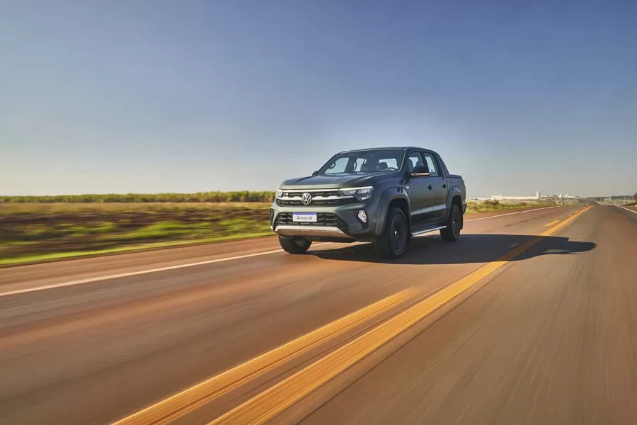 A Volkswagen lançou a Amarok 2025 com atualizações visuais, novo design frontal e faróis full-LED. Apesar das melhorias, o motor V6 e a tração 4Motion seguem como principais destaques.