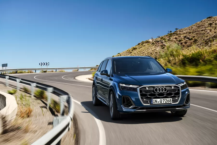 A Audi do Brasil inicia a pré-venda do novo Q7, seu utilitário de luxo com capacidade para sete ocupantes. O modelo chega com atualizações tecnológicas e novo visual.