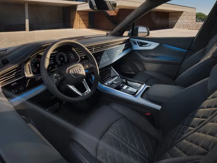 O interior do Audi Q7 é projetado para proporcionar conforto a sete ocupantes. O porta-malas tem capacidade de até 1.908 litros, dependendo da configuração dos bancos traseiros reclináveis.