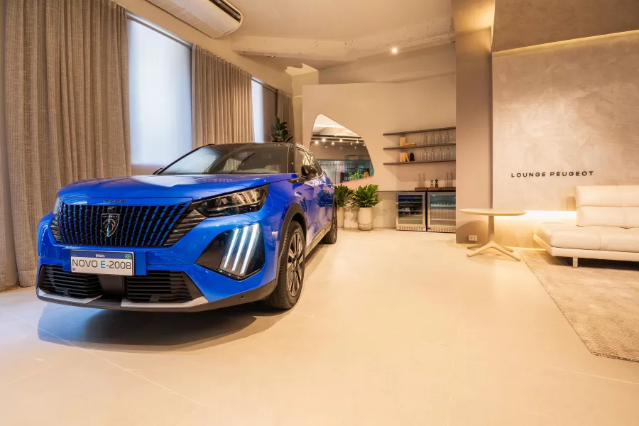 A Peugeot participa da CasaCor Pernambuco 2024 com o lounge "Deixe a inspiração te guiar", projetado pela arquiteta Juliana Da Mata. O espaço reflete a união entre inovação, conforto e sustentabilidade.