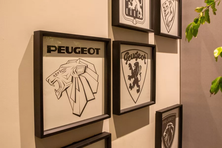 O lounge da Peugeot, localizado no histórico Edifício Palazzo Itália, busca proporcionar aos visitantes uma experiência imersiva e interativa, conectando a história da marca com o tema da CasaCor: "De presente, o agora".