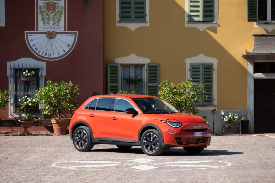 O SUV Fiat 600e utiliza a plataforma elétrica e-CMP, compartilhada com o Jeep Avenger e Peugeot 2008. Suas dimensões compactas tornam o modelo ideal para ambientes urbanos, com 4,17 metros de comprimento.