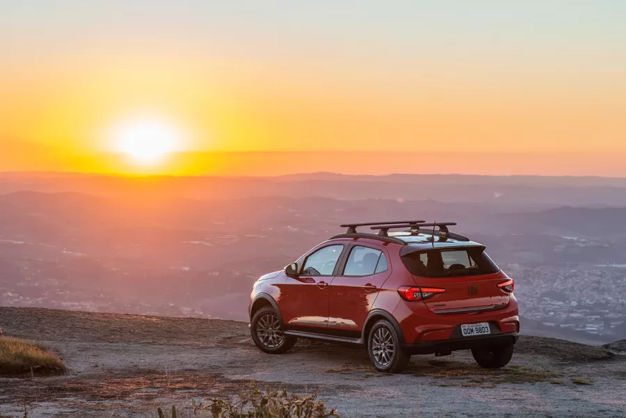 O desempenho do Fiat Argo Trekking atinge uma velocidade máxima de 173 km/h, com aceleração de 0 a 100 km/h em 11,8 segundos, destacando-se pelo equilíbrio entre força e economia.