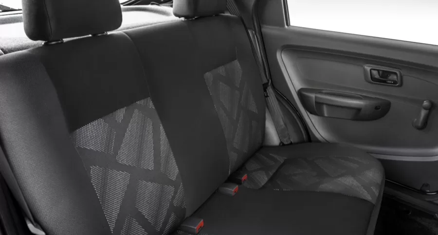 O interior simples comporta cinco ocupantes e 290 litros de bagagem, com opcionais de ar-condicionado e vidros elétricos que devem ser revisados.