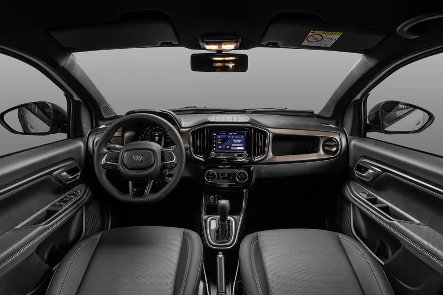 O interior acomoda 5 ocupantes com bancos em couro e ar-condicionado automático. Entretenimento inclui rádio, USB, Bluetooth, volante multifuncional e espelhamento de celular.