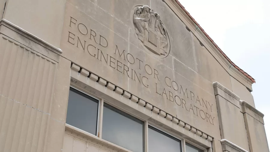 Hoje, além de abrigar parte da equipe de engenharia da Ford, o prédio guarda a coleção de arquivos históricos da empresa, mantendo viva a memória das inovações que moldaram a indústria automotiva.