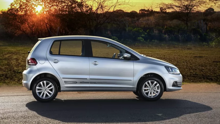 O Volkswagen Fox, lançado em 2003 e produzido até 2022, conquistou o mercado brasileiro com sua proposta de carro acessível e robusto.