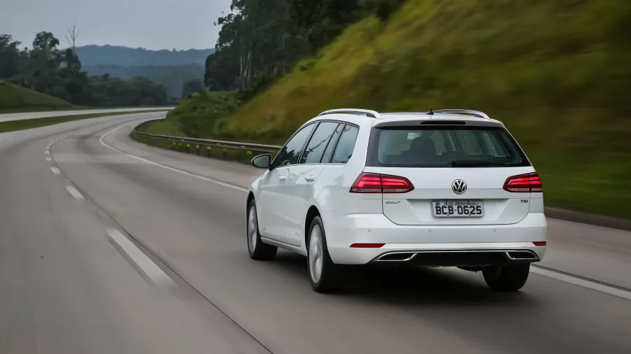 A transmissão automática de 6 marchas com conversor de torque e tração dianteira combinada com direção elétrica garante um desempenho suave e eficiente na estrada.