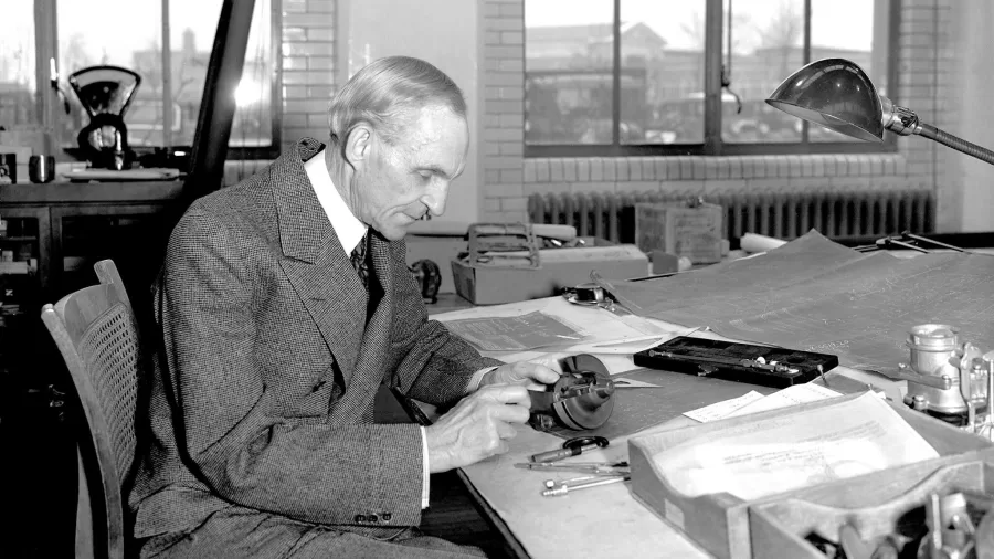 Henry Ford mantinha escritórios em diversos prédios, mas o Laboratório de Engenharia era o seu favorito. Conhecido como sua "Caixa de Brinquedos", ali ele guardava artefatos e objetos pessoais.