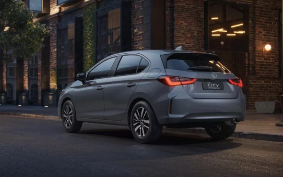 O consumo do Honda City Hatch Touring 2024 é de 9,1 km/l na cidade e até 14,8 km/l na estrada, variando conforme o combustível utilizado, álcool ou gasolina.