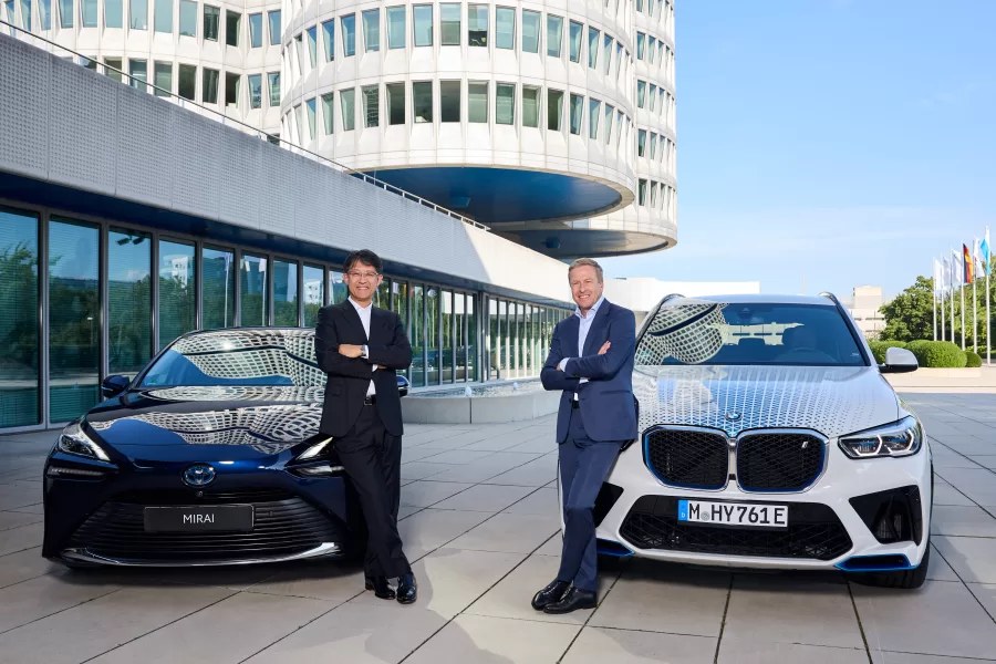 Pioneiros do hidrogênio: BMW Group e Toyota Motor Corporation levam a colaboração para o próximo nível para oferecer opções de veículos elétricos de célula de combustível (FCEV) para carros de passeio. Koji Sato, presidente e membro do conselho de administração (diretor representante) Toyota Motor Corporation; Oliver Zipse, presidente do conselho de administração da BMW AG.