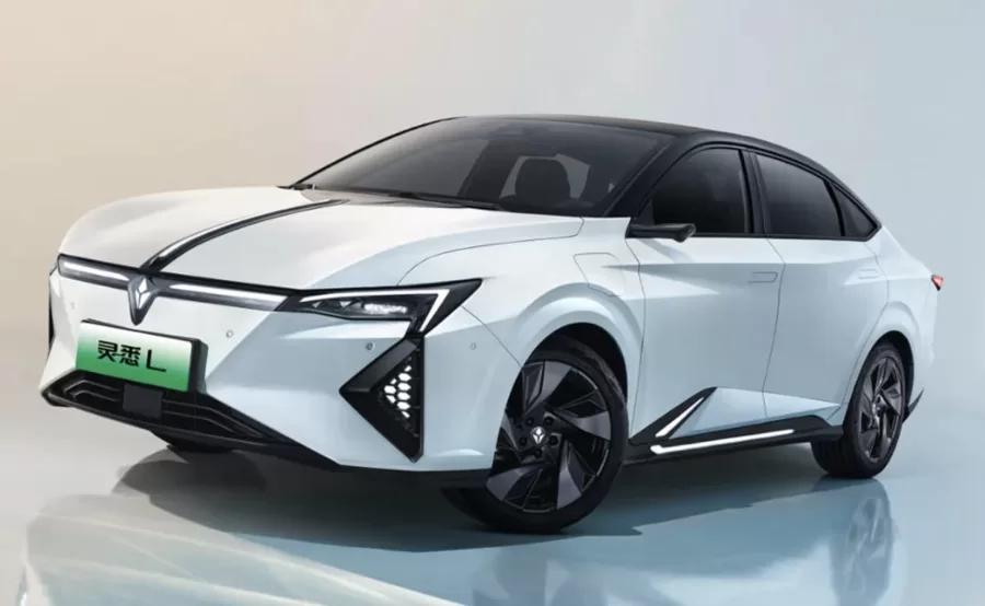 Honda e Dongfeng lançaram o Lingxi L, um sedã elétrico que tenta capturar a atenção dos jovens na China. Com porte semelhante ao Civic, seu design ousado e preço acessível são os principais atrativos.