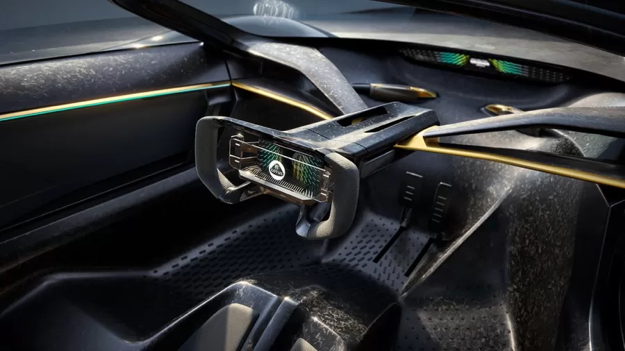 Com uma bateria de 70 kWh, o Lotus Theory 1 oferece uma autonomia de 250 milhas, mantendo o equilíbrio entre alta performance e eficiência energética no cenário dos carros elétricos.