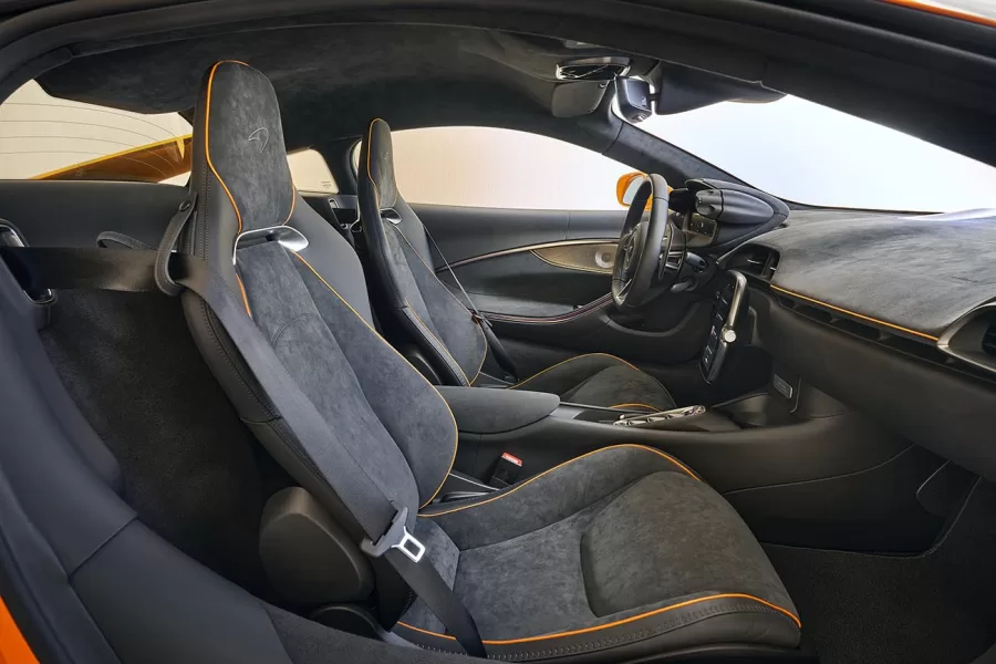 O interior do McLaren Artura 2025 acomoda dois ocupantes. 