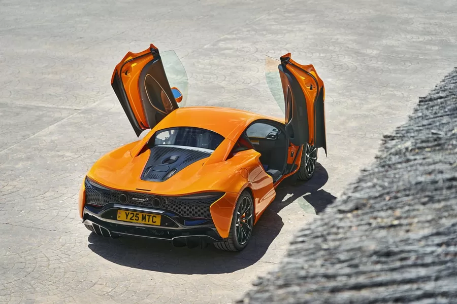 O McLaren Artura 2025 conta com freios ABS, controle de tração, ar-condicionado automático, sistema de som com rádio, GPS, conectividade Bluetooth e espelhamento de celular.